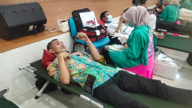 Donor darah di RSU Tangsel dalam merayakan Hari Jadi ke-16 dan Hari Kartini. (RIZ)