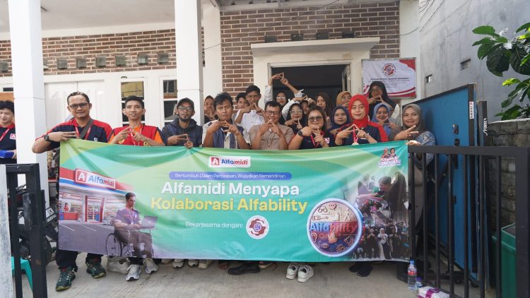 Alfamidi serahkan bantuan untuk penyandang disabilitas di Yayasan Difabel Mandiri Indonesia. (Dok. Alfamidi)
