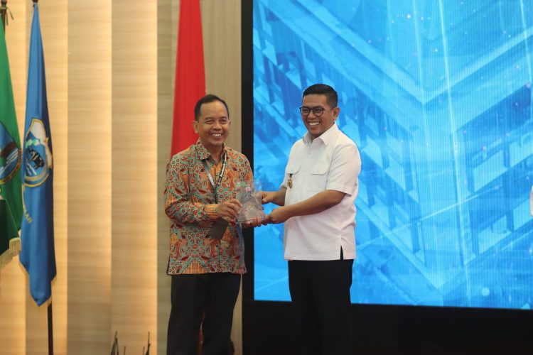 Head Sustainability PT Indah Kiat, Kholisul Fatikhin menerima penghargaan kategori P2HIV/AIDS Platinum serta Panitia Pembina Keselamatan dan Kesehatan Kerja (P2K3) kategori Platinum dari Pemorv Banten. (IST)