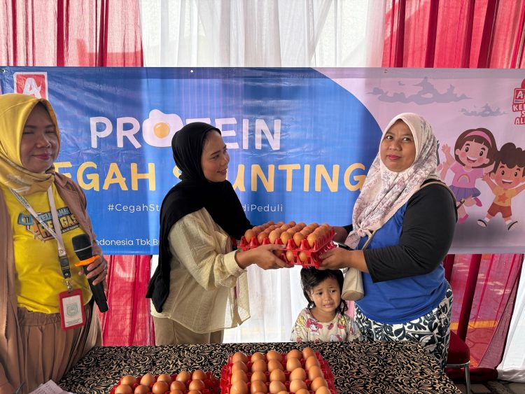 Alfamidi serahkan bantuan telur untuk anak terindikasi stunting di Kota Tangerang Selatan. (IST)