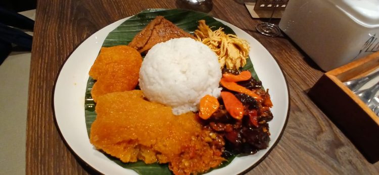 Gudeg Mercon Bu Prih di Hampton Square Gading Serpong. (RIZ)