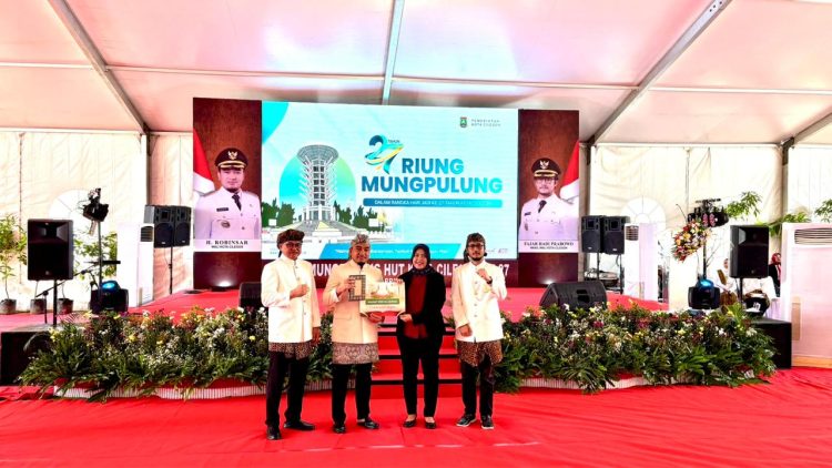 Penyerahan wakaf Al Quran dari Eka Hospital Cilegon yang akan disalurkan ke masyarakat. (IST)