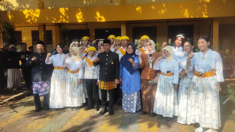 Walikota Tangerang Sachrudin foto bersama peserta apel yang memakai baju adat. (SAM)