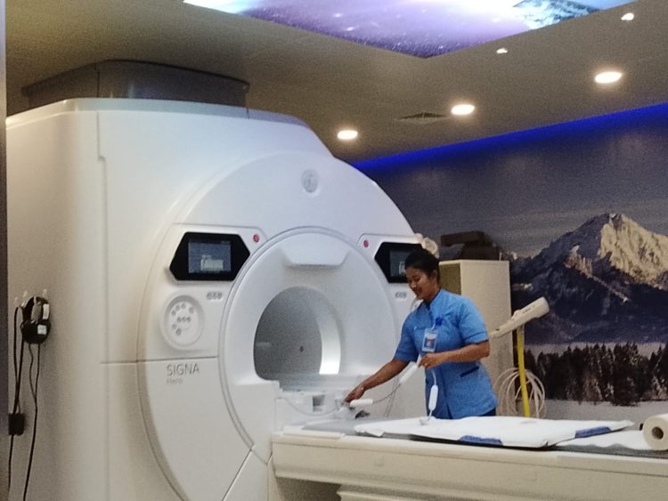 Petugas Bethsaida Hospital Gading Serpong menunjukkan MRI 3T SIGNA™ Hero untuk Deteksi Dini Kanker hingga Stroke. (RIZ)