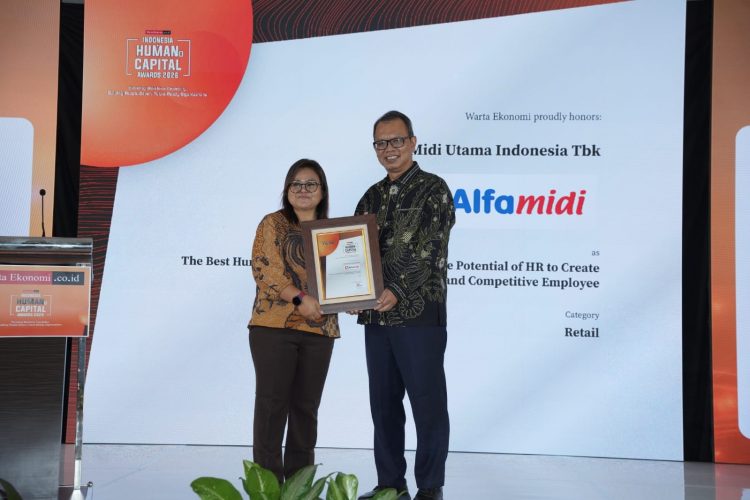 Human Capital General Manager Alfamidi, Christiana Windarsih trima piagam penghargaan Capital Human 2026. (IST)