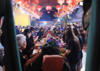 Tradisi Cina Benteng: Mengenang Sejarah dan Berburu Berkah Air Bunga Perahu Keramat Cisadane