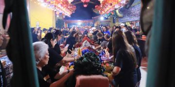 Tradisi Cina Benteng: Mengenang Sejarah dan Berburu Berkah Air Bunga Perahu Keramat Cisadane