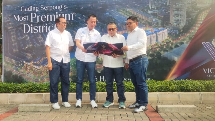 (kiri-kanan) Henry Napitupulu, Chrissandy Dave, Norman Daulay dan Ferry John Sihombing menjelaskan ruko premium Victoria Business Loft’ dan ‘Oxford Square – YOSECA Loft’ di Victoria Central District Victoria Central District Gading Serpong. (RIZ)