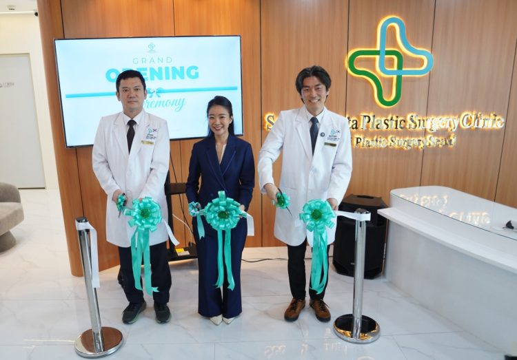 dr. Seo Donlin (Board Certified Plastic Surgeon Seoul Jakarta Plastic Surgery Clinic) , dr. Elisa Husein (Presiden Direktur Seoul Jakarta Plastic Surgery Clinic), dan ⁠dr. Shin Sangho (Board Certified Plastic Surgeon Seoul Jakarta Plastic Surgery Clinic), secara simbolis melakukan prosesi gunting pita dalam acara Grand Opening Jakarta-Seoul Plastic Surgery Clinic pada hari Senin, 27 Juli 2026 di Biomedical Campus, BSD City. Seoul Jakarta Plastic Surgery menghadirkan tim dokter spesialis bedah plastik senior asli Korea Selatan yang menetap dan berpraktik di Indonesia, serta telah berpengalaman menangani berbagai prosedur estetika di tingkat internasional. (IST)