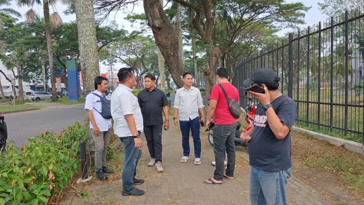 Petugas Polreta Tangerang cek lokasi penembakan dugaan pelaku curanmor. (DOK. Polresta Tangerang)
