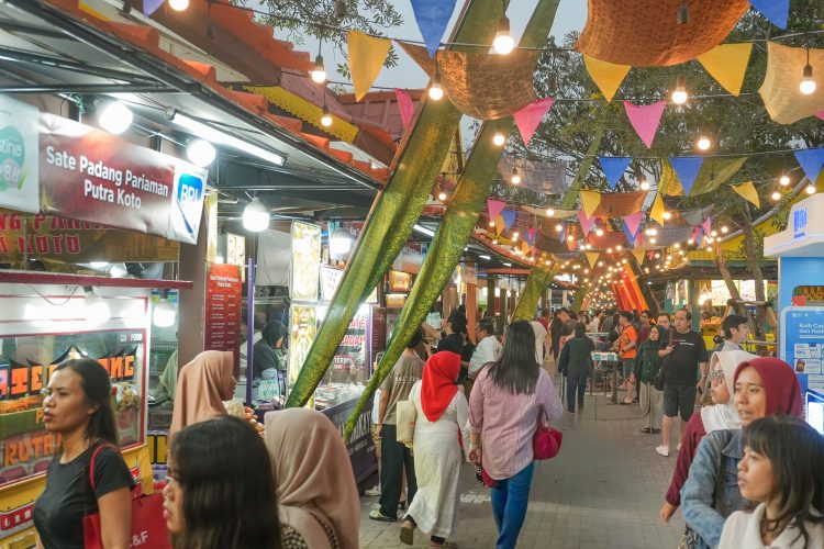Suasana Festival Kuliner Serpong (FKS) di Summarecon Mal Serpong (SMS) di Gading Serpong, Tangerang. (RIZ)