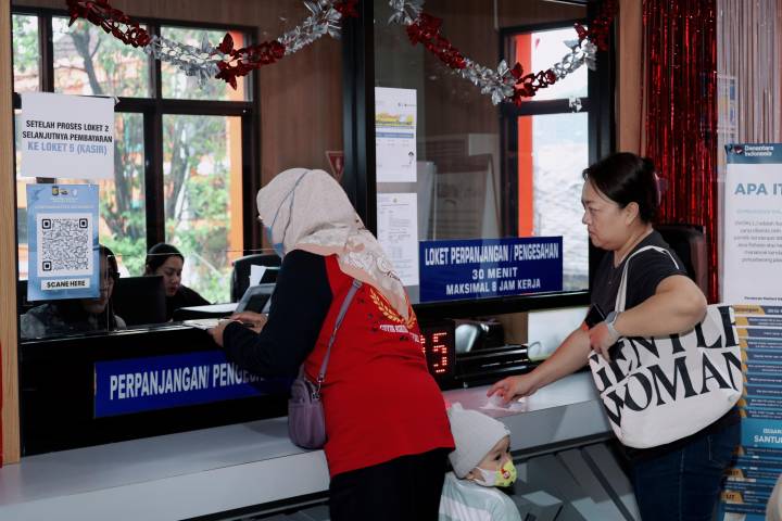 Pemilik kendaraan tengah mengurus pajak kendaraan di Samsat Cikokol, Kota Tangerang. (IST)