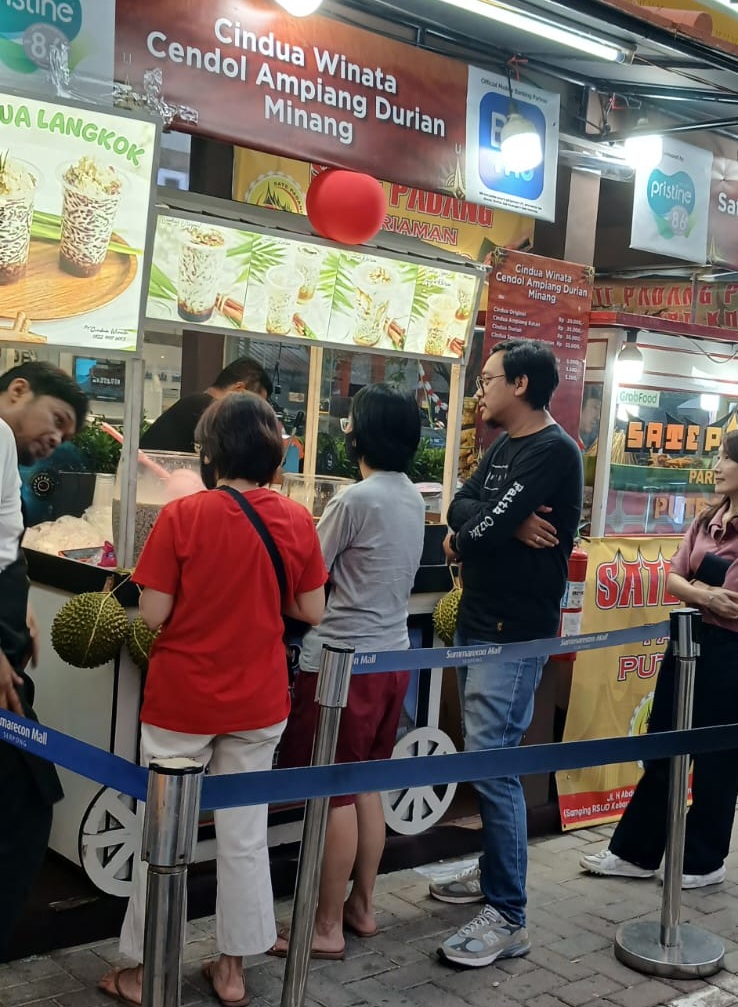 Sejumlah pengunjung antri di stand Cindua Winata Cendol Ampiang Durian Minang di event FKS SMS 2026. (RIZ)