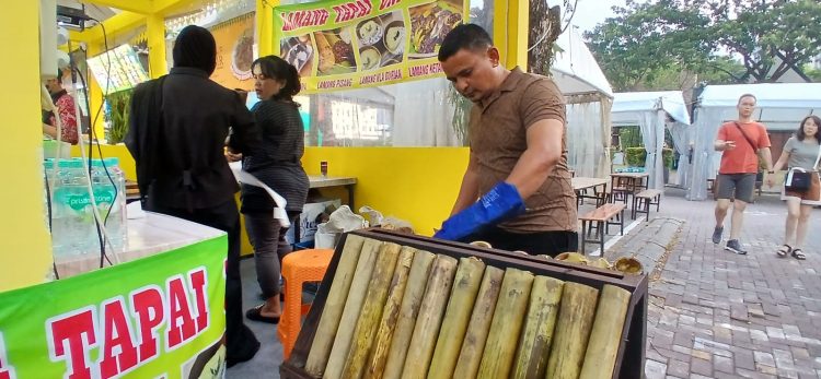 Pemilik Lamang Uni Dewi tengah memasak lamang pesanan pengunjung Festival Kuliner Serpong (FKS) 2026 di SMS. (RIZ)