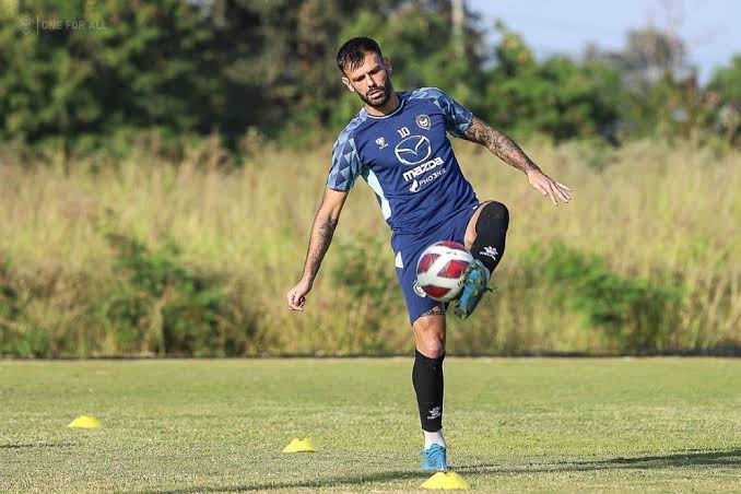 Eks pemain Persib Bandung dan Malut United, Tyronne Del Pino resmi direkrut Persita. (ileague.id)
