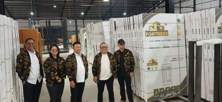 Jajarn manajemen PT JBS Perkasa foto bersama di pabrik baru di Curug, Kabupaten Tangerang. (RIZ)