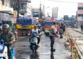 Antisipasi Debu Abu Vulkanik, Jalan Raya Pasar Kemis–Otonom Disiram