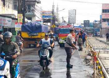 Antisipasi Debu Abu Vulkanik, Jalan Raya Pasar Kemis–Otonom Disiram