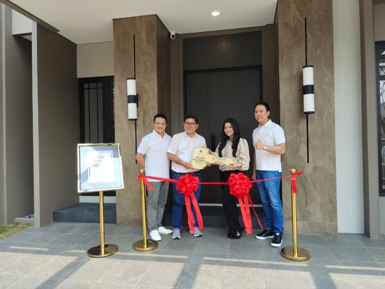 Direktur Sales & Marketing Paramount Land, Ferry Jhon Sihombing (kedua dari kiri) bersama perwakilan konsumen pada acara serahterima perdana Grand Pasadena Village di Paramount Gading Serpong. (IST)