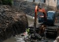 Cegah Luapan Saat Musim Hujan, Pemkot Tangerang Terjunkan Alat Berat Normalisasi Kali Serua