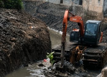 Cegah Luapan Saat Musim Hujan, Pemkot Tangerang Terjunkan Alat Berat Normalisasi Kali Serua