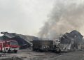 Petugas BPBD Masih Lakukan Pendinginan Kebakaran Pabrik di Batuceper
