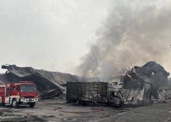 Petugas BPBD Masih Lakukan Pendinginan Kebakaran Pabrik di Batuceper