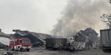 Petugas BPBD Masih Lakukan Pendinginan Kebakaran Pabrik di Batuceper