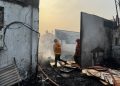 Gudang Terbakar di Tanah Tinggi, 40 Personel Damkar Turun Tangan