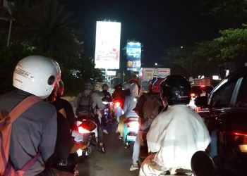 Lalin Ciater Ga Gerak! Truk Mogok di Depan Gacoan Bikin Arah BSD–Pamulang Lumpuh