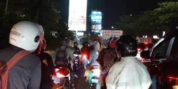 Lalin Ciater Ga Gerak! Truk Mogok di Depan Gacoan Bikin Arah BSD–Pamulang Lumpuh
