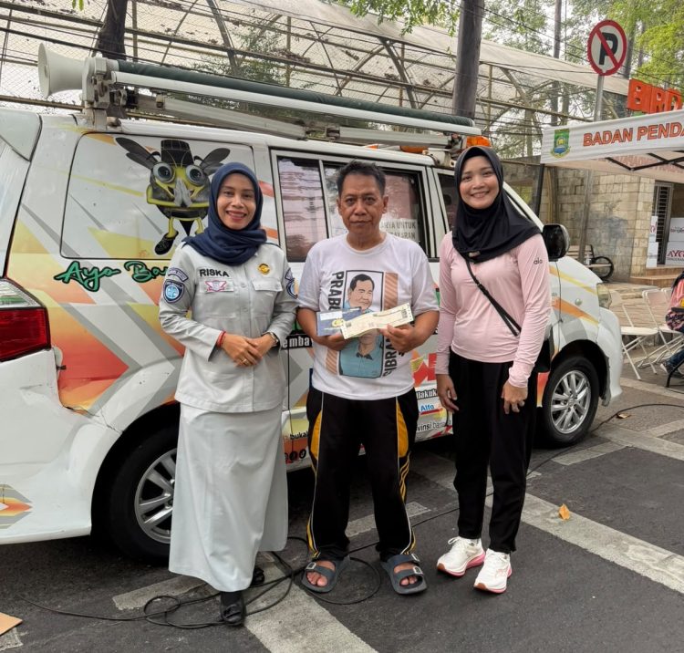 Wajib pajak selesai mengurus pajak kendaraan bermotor di Pelayanan Samsat Keliling (Samling) Cikokol. (IST)