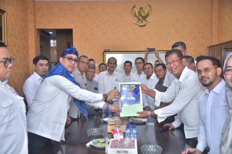 Calon Ketua Umum Kadin Banten Amal Jayabaya menyerahkan berkas pendaftaran. (IST)