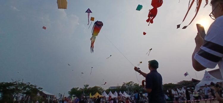Festival layang-layang Petals di Paramount Petals, Curug, Kabupaten Tangerang. (RIK)